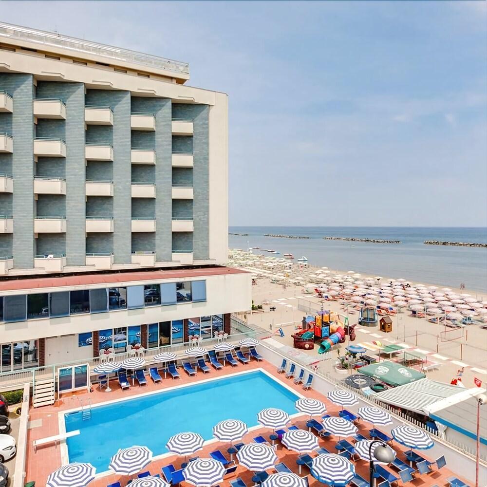 Hotel Majestic بيلاريا-إيجيا مارينا المظهر الخارجي الصورة